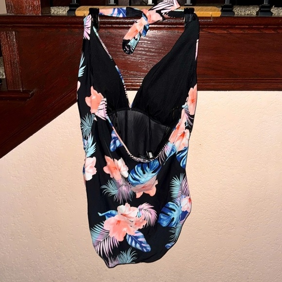 DKNY Women’s XXL Tropical Floral One Piece Swim Suit Used One Time Only EUC - Picture 2 of 4